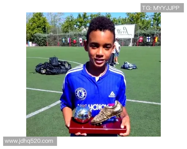 足球巨星后代的成长之路 球场上新星崭露头角